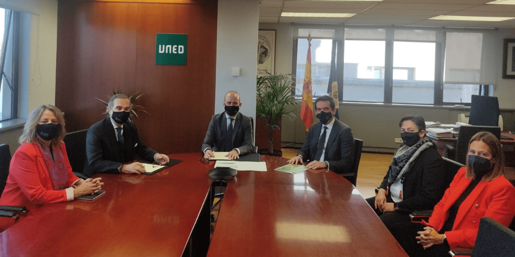 La UICM y la UNED firman un convenio de colaboración